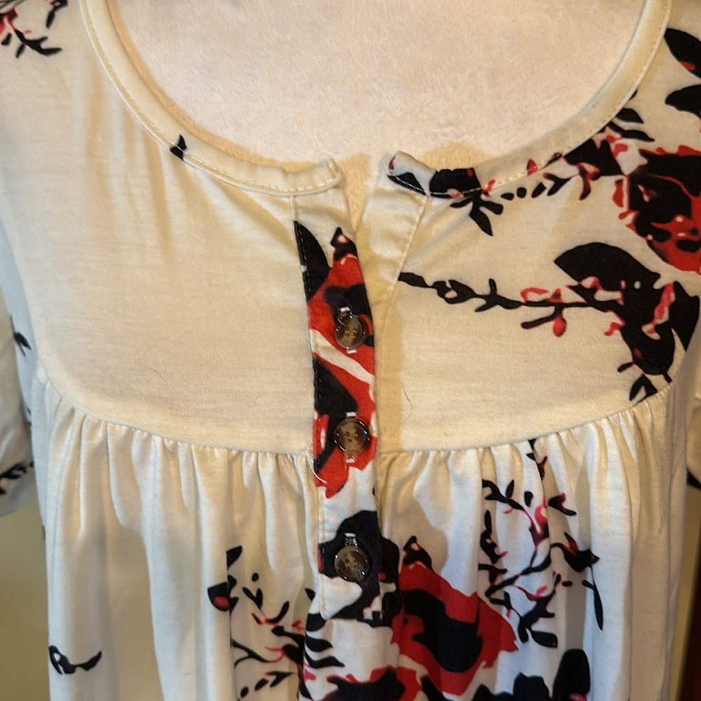 3 button front cap sleeve red on cream floral
NEVER WORN